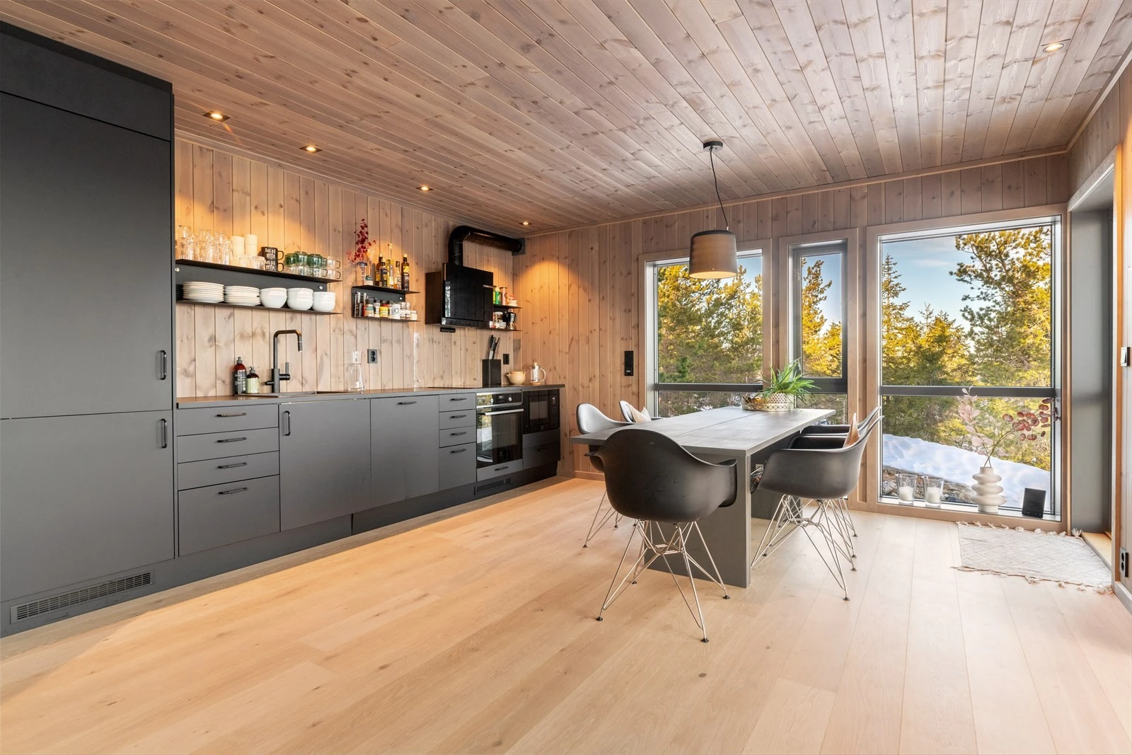 Et moderne og lekkert Epoc kjøkken med integrerte hvitevarer, godt med skap- og skuffplass og meget praktiske løsninger. Galleribilde