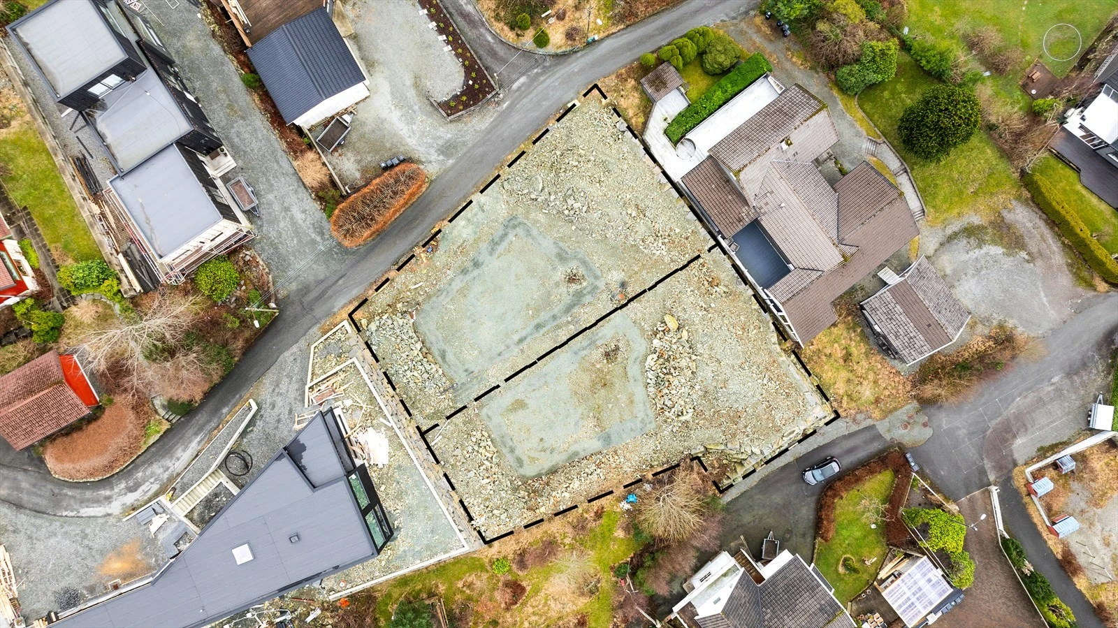 To byggeklare tomter som kan selges samlet eller hver for seg (tomtegrensene er omtrentlig inntegnet - avvik kan forekomme) Galleribilde