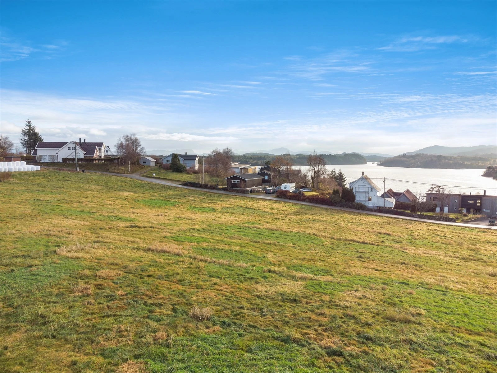 Tomten ligger med kort gangavstand til bla. skole, butikker og barnehage Galleribilde
