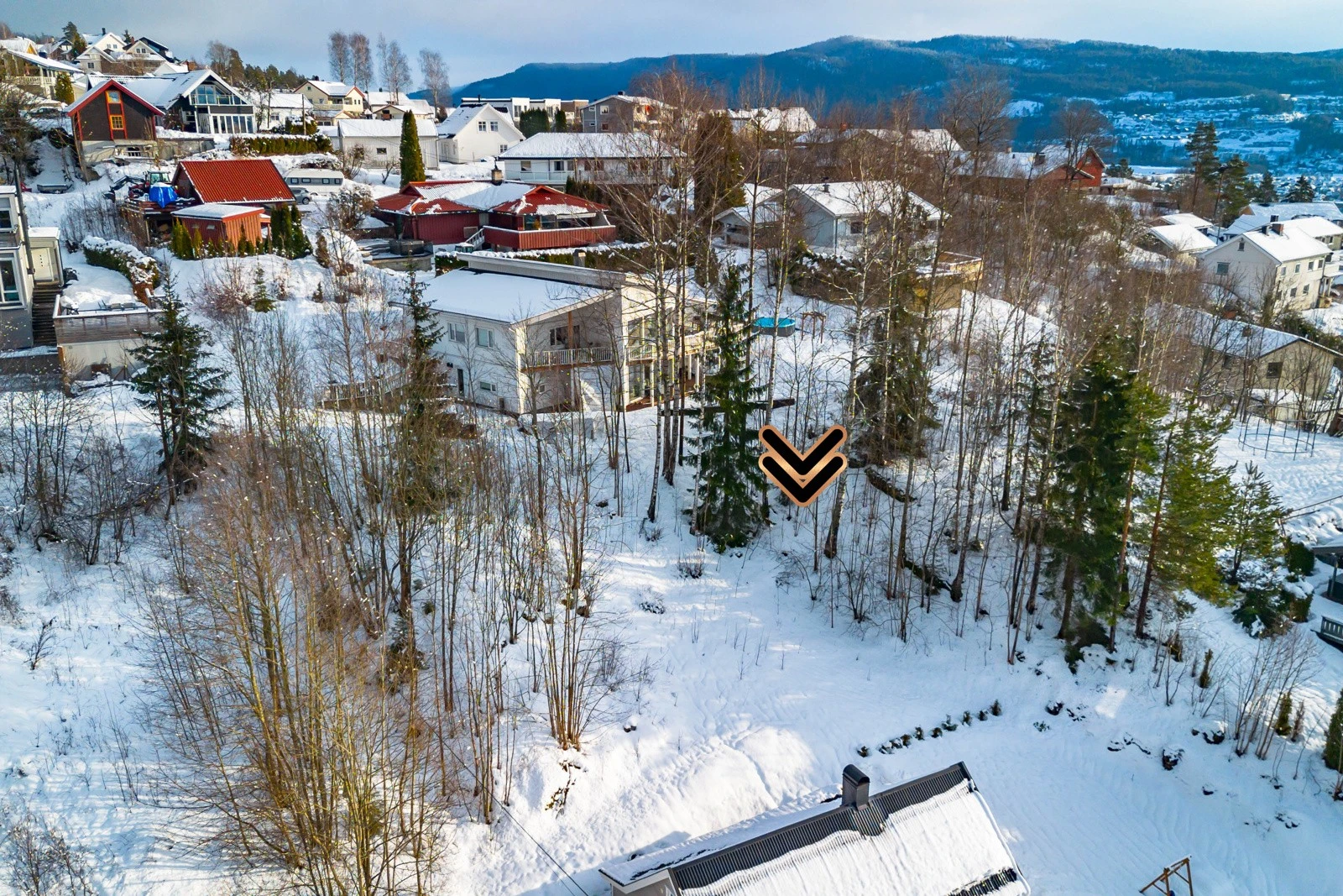 Området har kort avstand til skoler, barnehager og offentlig kommunikasjon, samt et rikt utvalg av fasiliteter og servicetilbud. Galleribilde