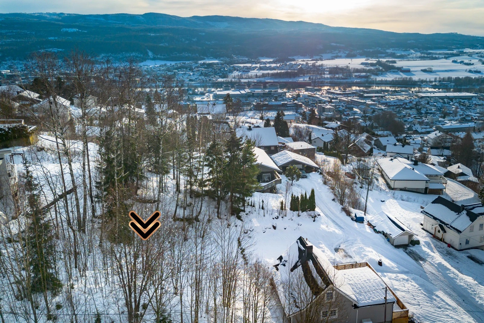 Dagligvarehandelen kan gjøres på Kiwi, Rema 1000 eller Meny. Ønsker du ytterligere servicetilbud er ALTI Buskerud med Obs en naturlig handelsdestinasjon. Gulskogen, Mjøndalen og Drammen sentrum ligger også godt innenfor rekkevidde via buss. Galleribilde