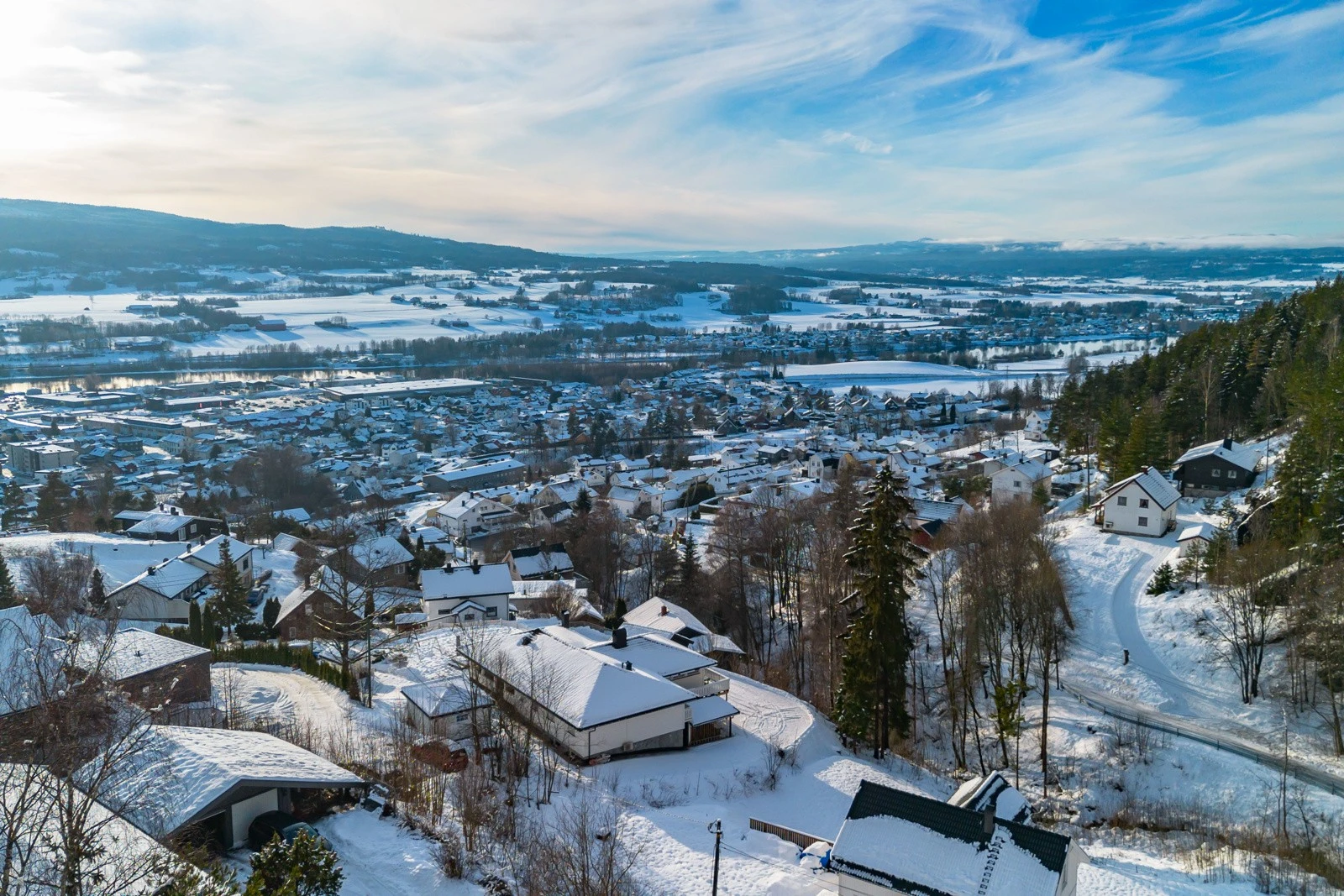 Solforholdene er gode, der solen holder seg på tomten mer eller mindre fra den står opp til den går ned på kvelden. Galleribilde