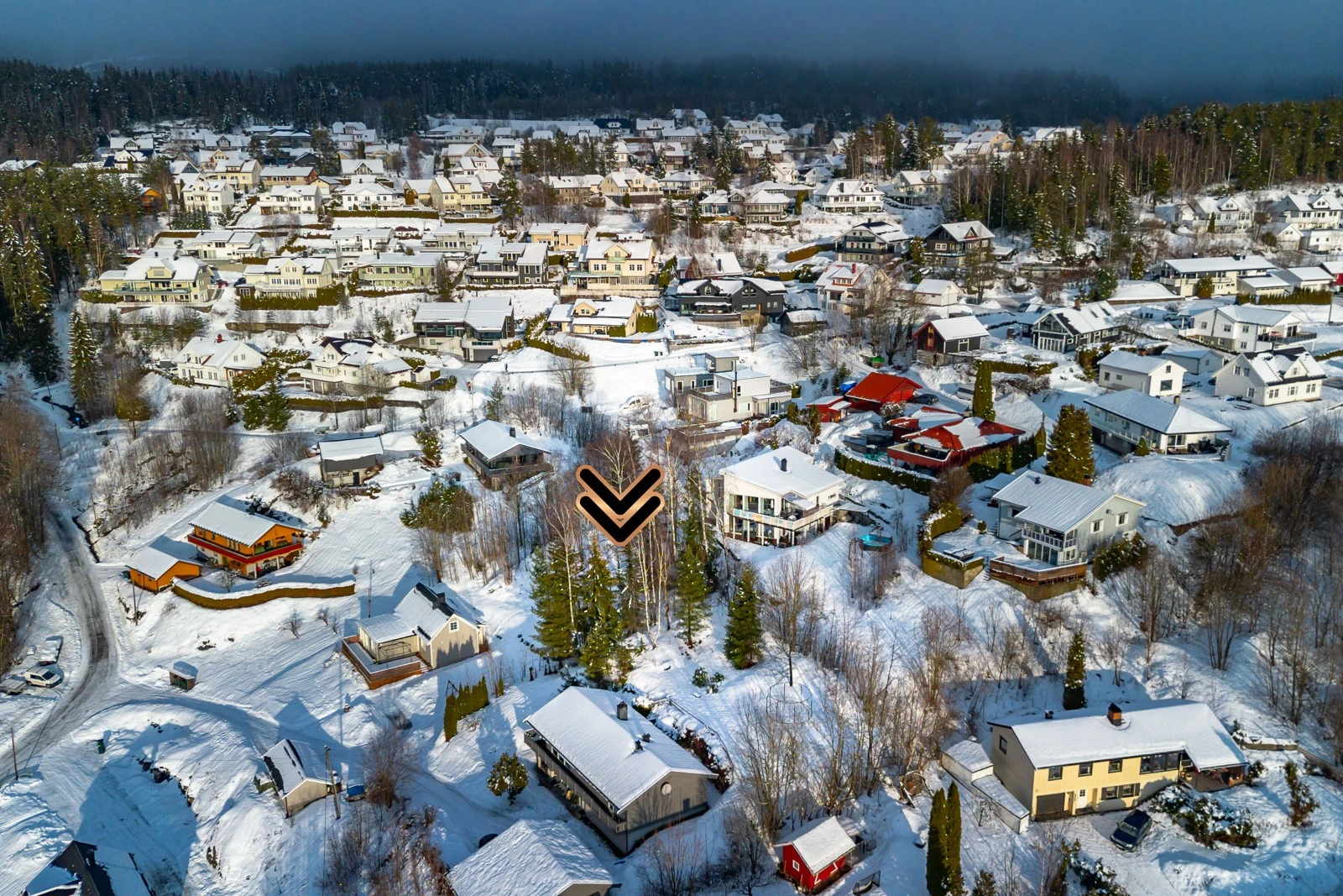 Makismal utnyttelse er 25% BYA, og det foreligger tegninger av et hus over to etasjer - med to bad, to stuer og fem soverom. Galleribilde