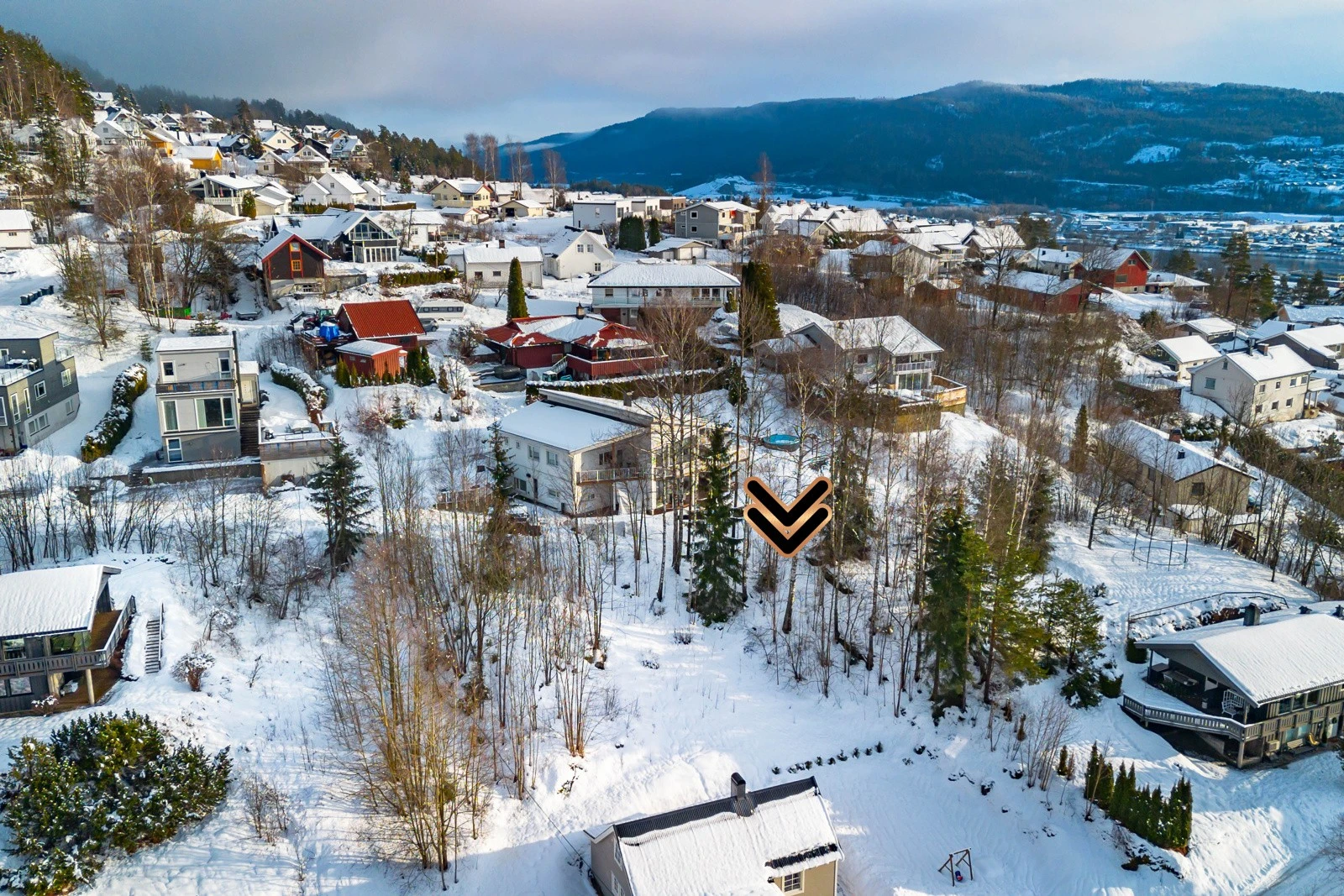 Eiendommen ligger i en rolig blindvei med lite trafikk, i et etablert og barnevennlig boligområde i Krokstadelva i Drammen kommune. Galleribilde