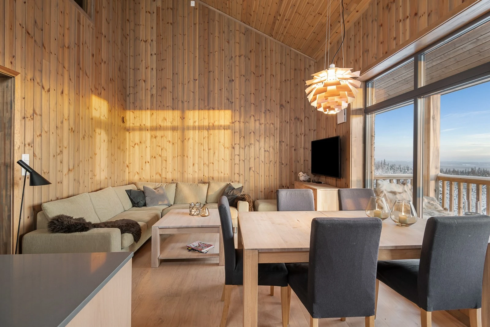 God takhøyde i oppholdsrommet bidrar til fin romfølelse. Galleribilde