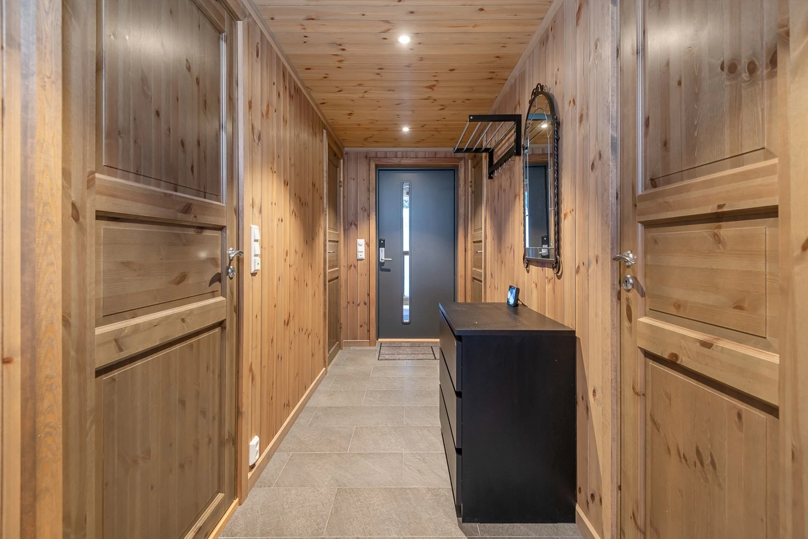 Flislagt gang med adkomst til soverom og bad. Plass til oppbevaringsmøbel. Galleribilde