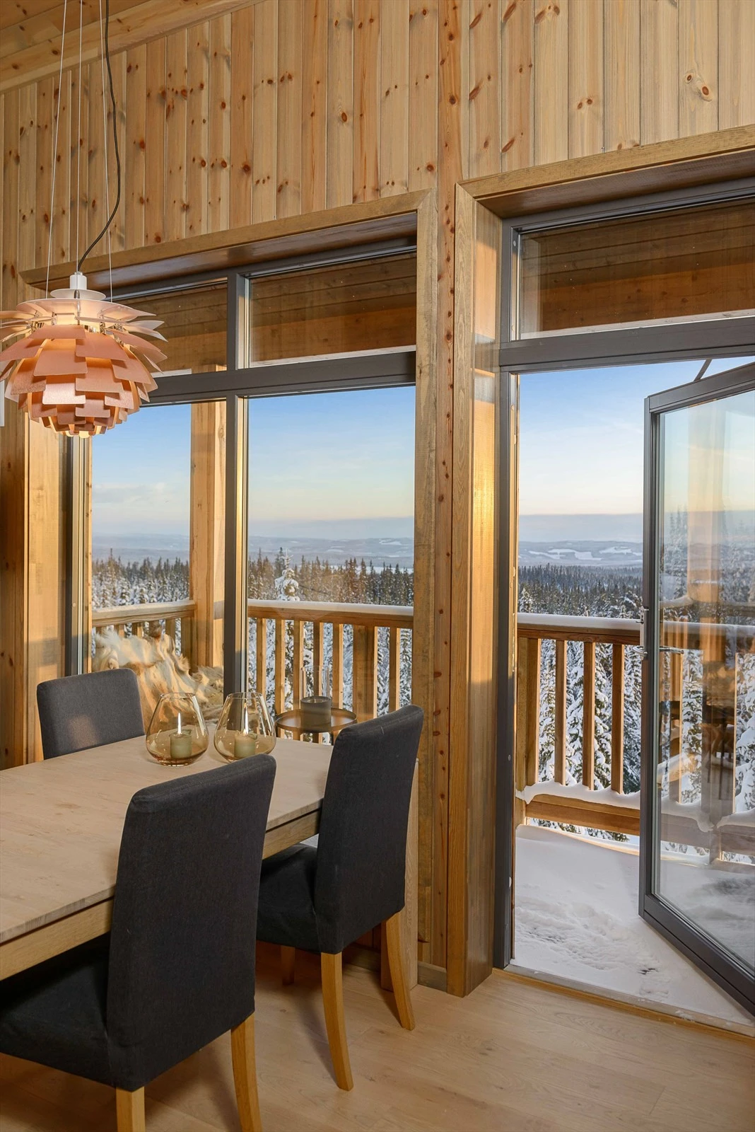 Utgang til balkong fra stua. Den flotte utsikten kommer virkelig til sin rett. Galleribilde