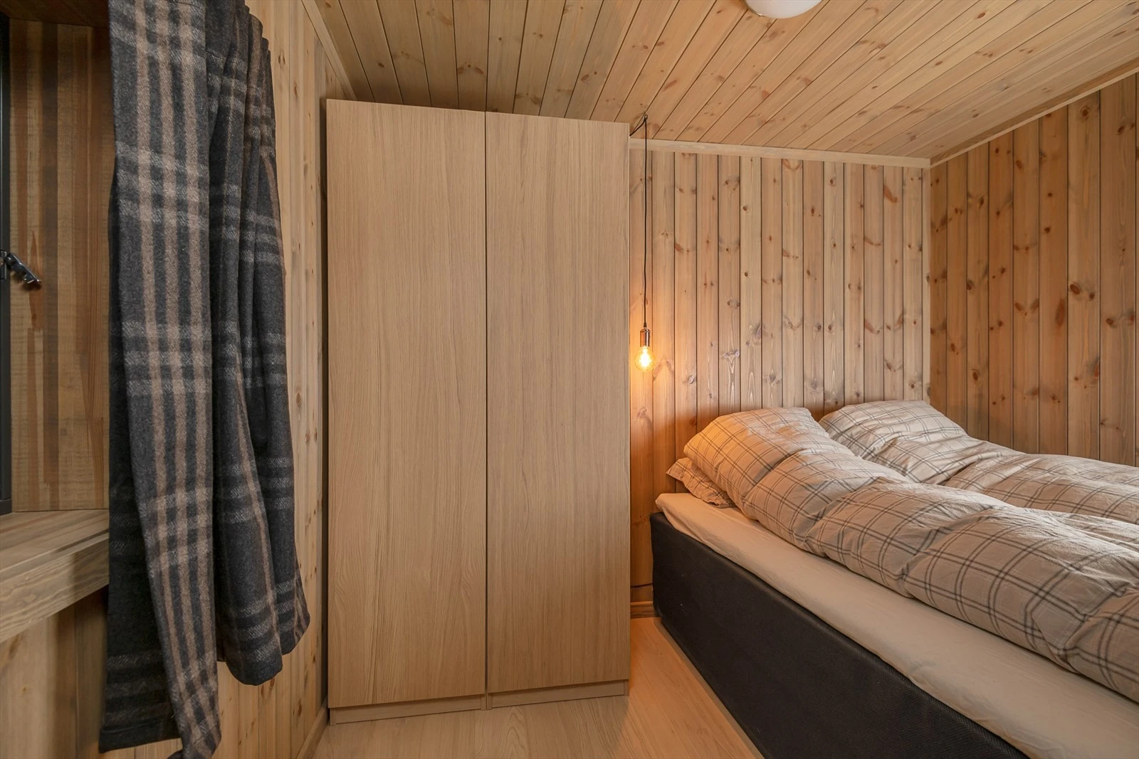 Soverom med 2 sengeplasser og garderobeskap. Galleribilde