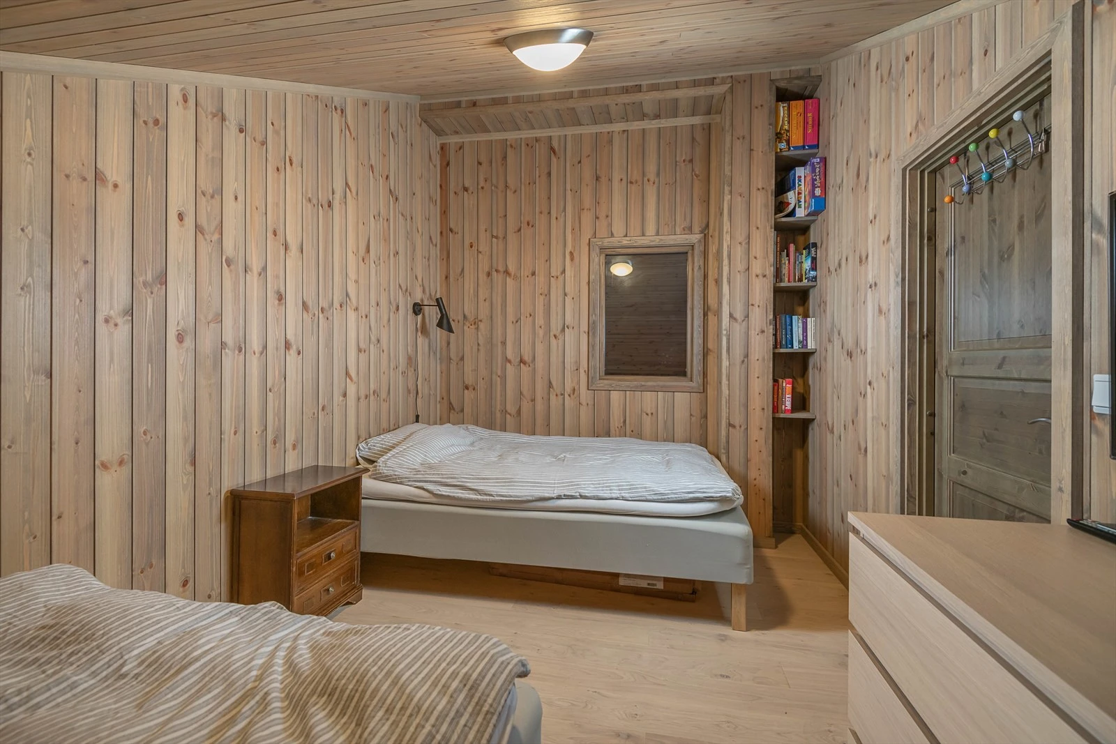 Dette rommet på hemsen har selger innredet med senger. Det er ikke godkjent rømningsvei for soverom. Galleribilde