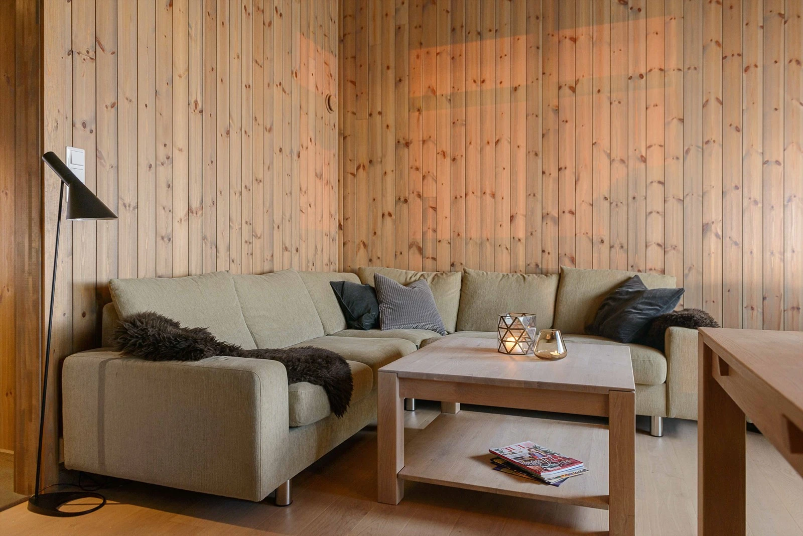 Gjennomført stil med lune og tidsriktige farger på vegger, gulv og himling. Galleribilde