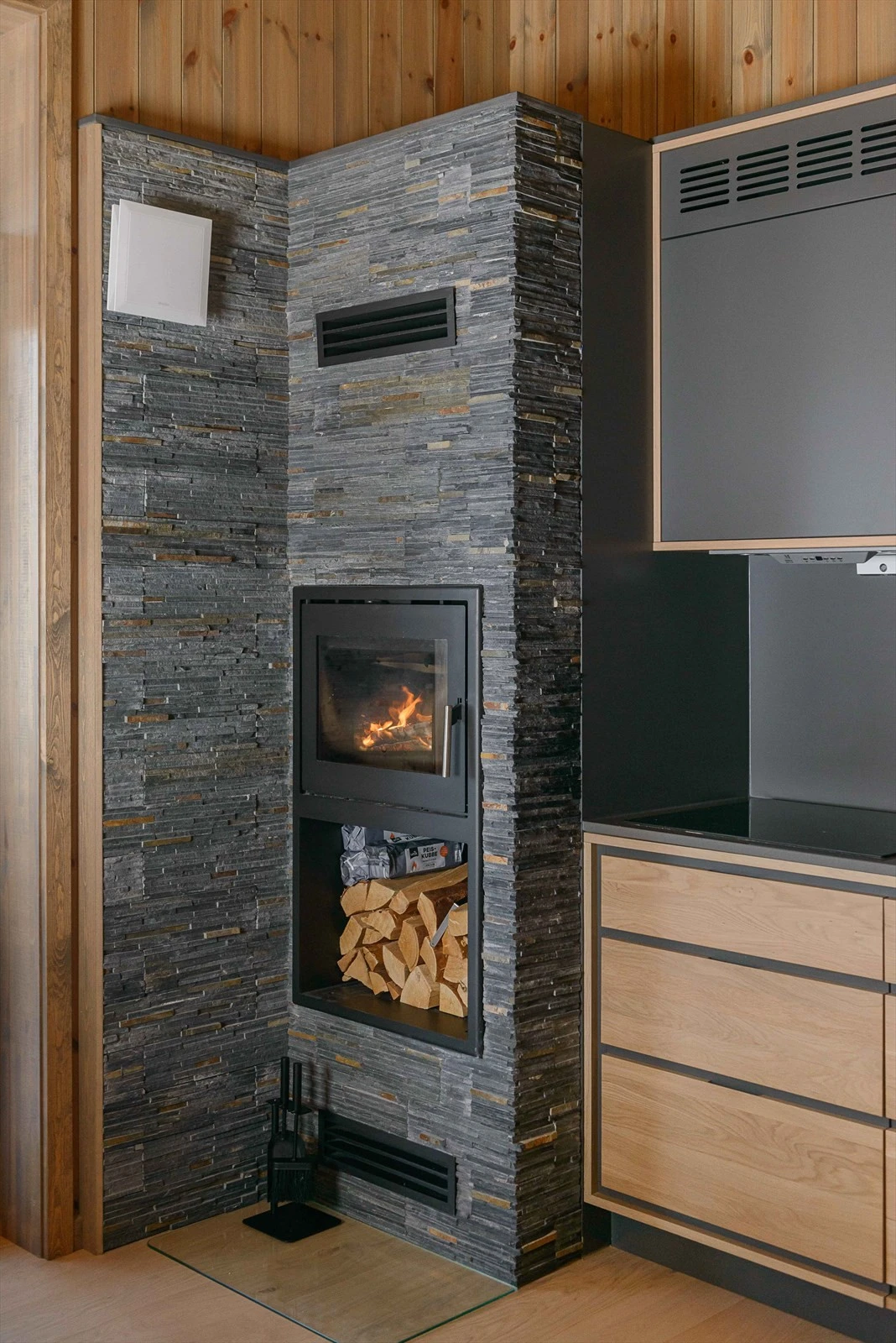 En lekker peis gir god varme og skaper fin stemning. Smart plassert i rommet. Galleribilde