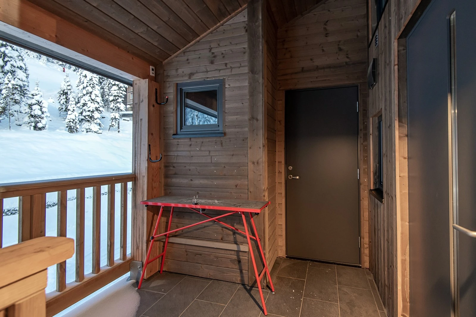 Praktisk sportsbod ved inngangen. Overbygget inngangsparti med litt plass for utemøbler eller smørebenken. Galleribilde