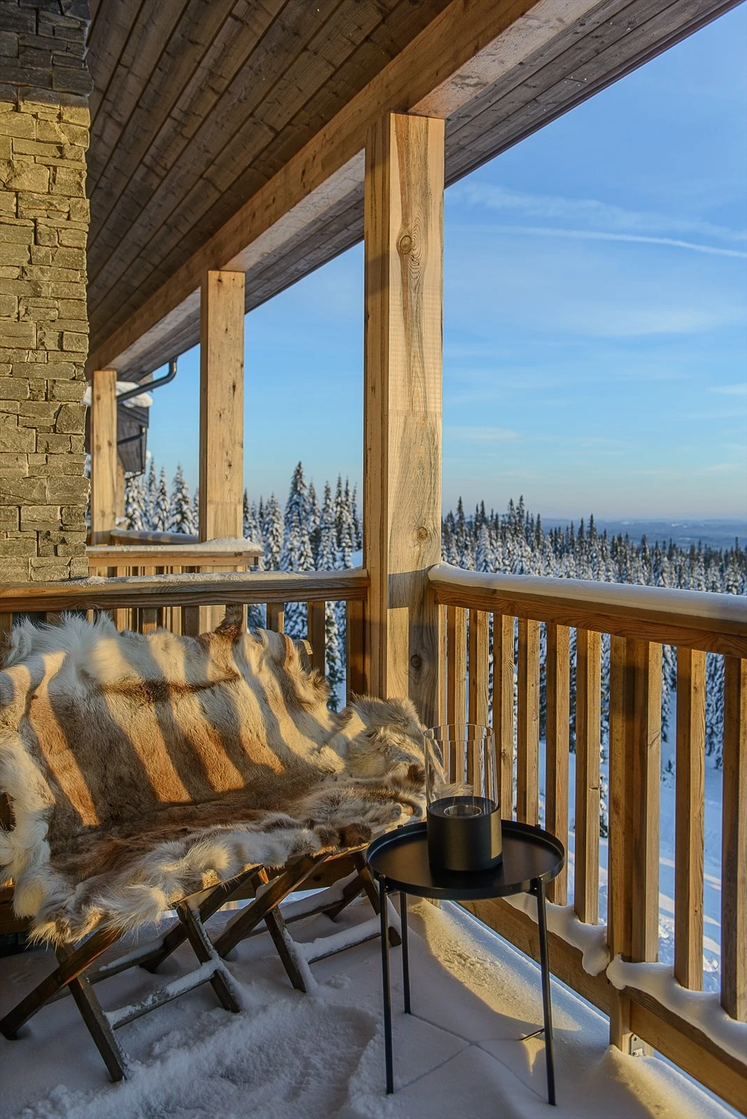 Fin balkong med utgang fra stue. Fin solgang og meget flott og vidstrakt utsikt. Galleribilde