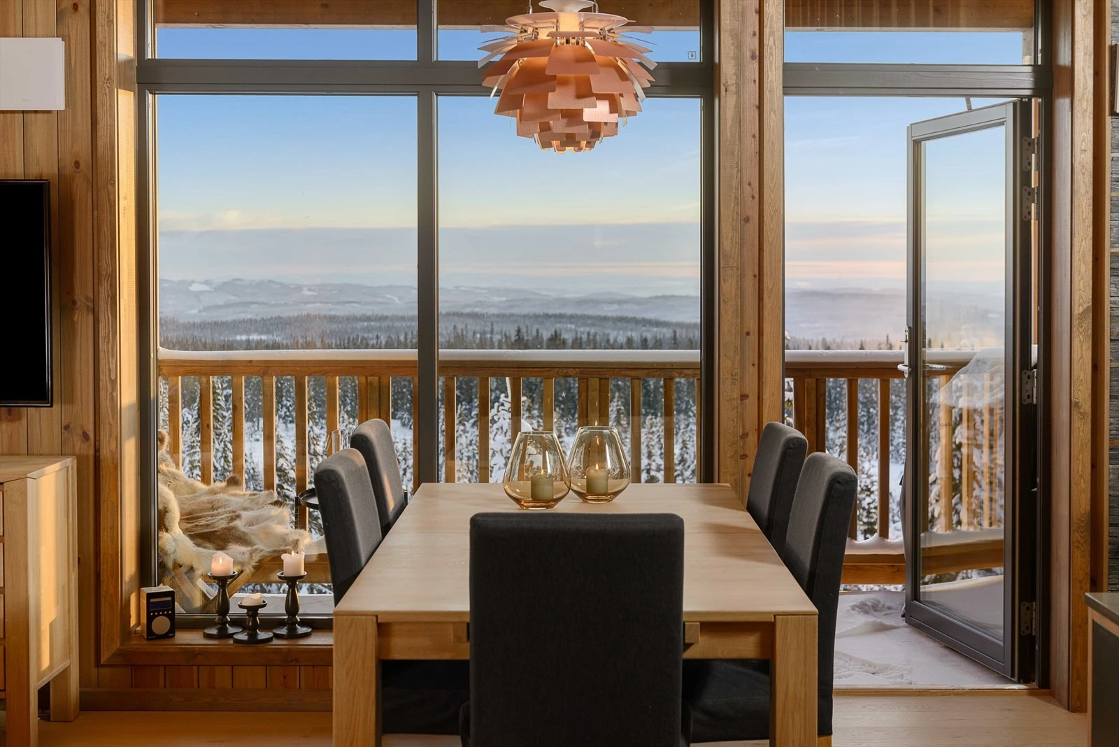 Herlig utsikt fra spisebordet. Det kommer rikelig med lys inn i leiligheten gjennom store vindusflater. Galleribilde