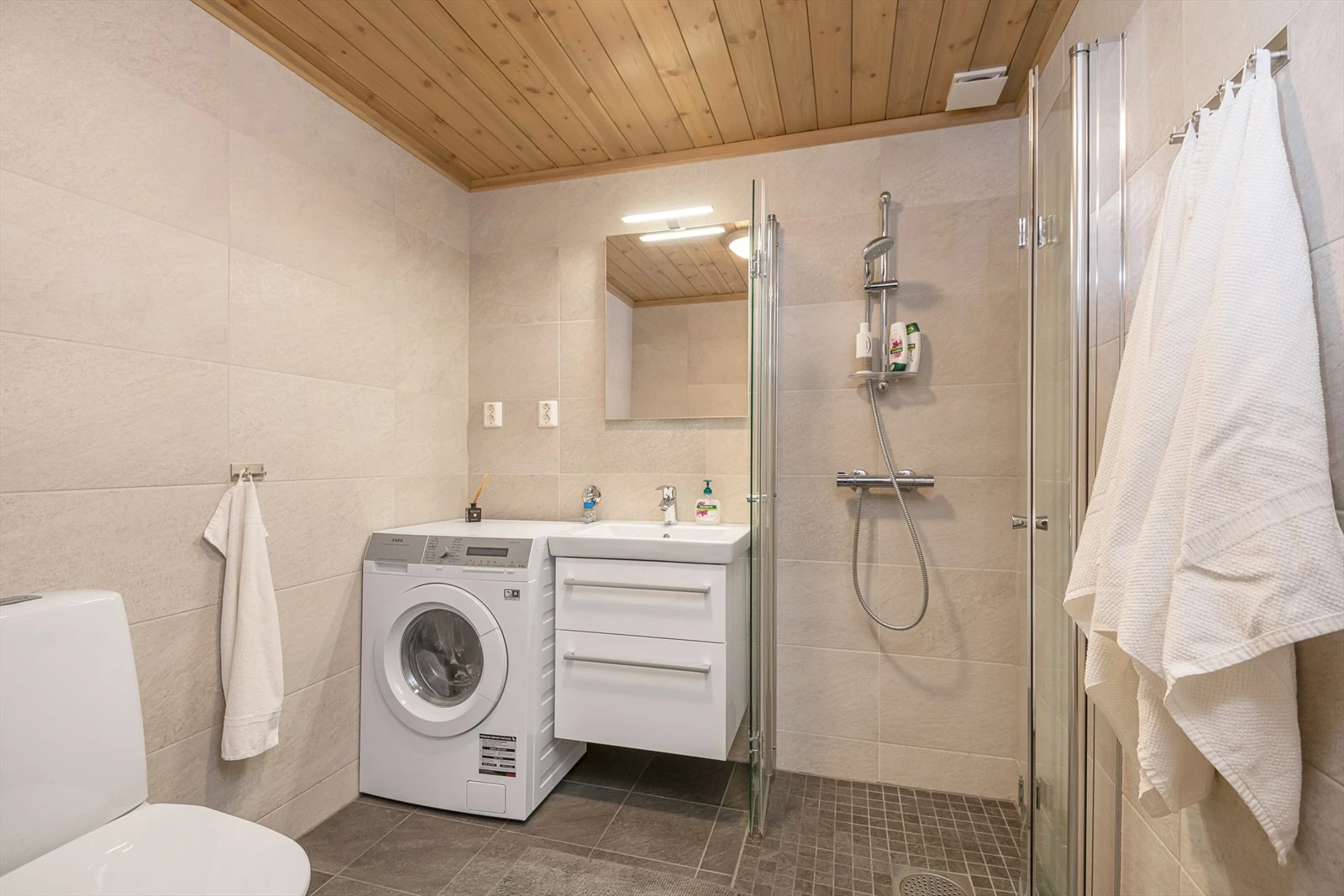 Stilrent og tidløst bad/wc. Fliser på vegger og gulv. Opplegg for vaskemaskin. Galleribilde