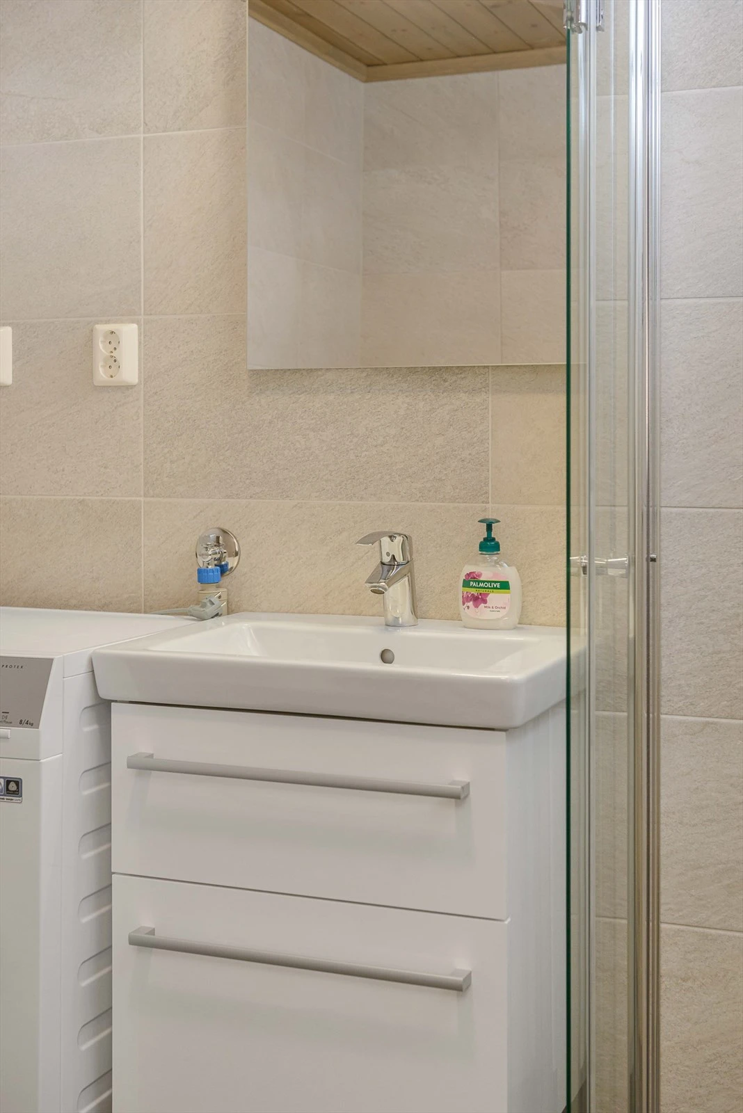 Servantinnredning har skuffer for oppbevaring. Galleribilde