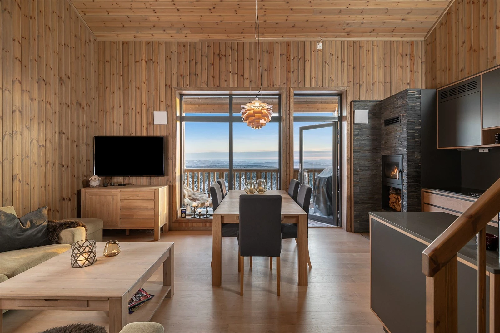 Lunt og innbydende i oppholdsrommet. En fin og funksjonell løsning der kjøkken og stue ligger åpent i forhold til hverandre. Galleribilde