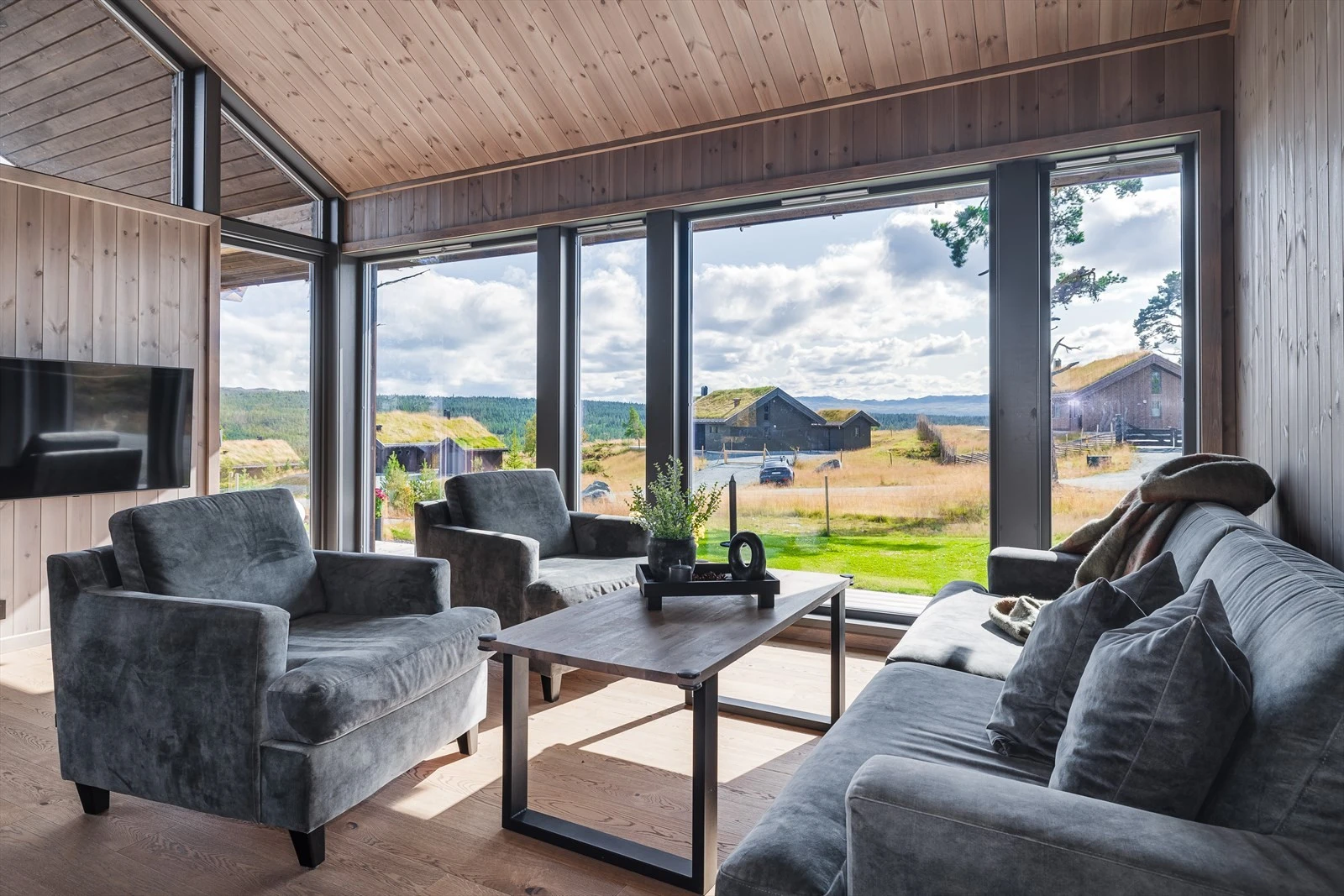 Fra stuen/spisestuen har du panoramautsikt mot horisonten Galleribilde