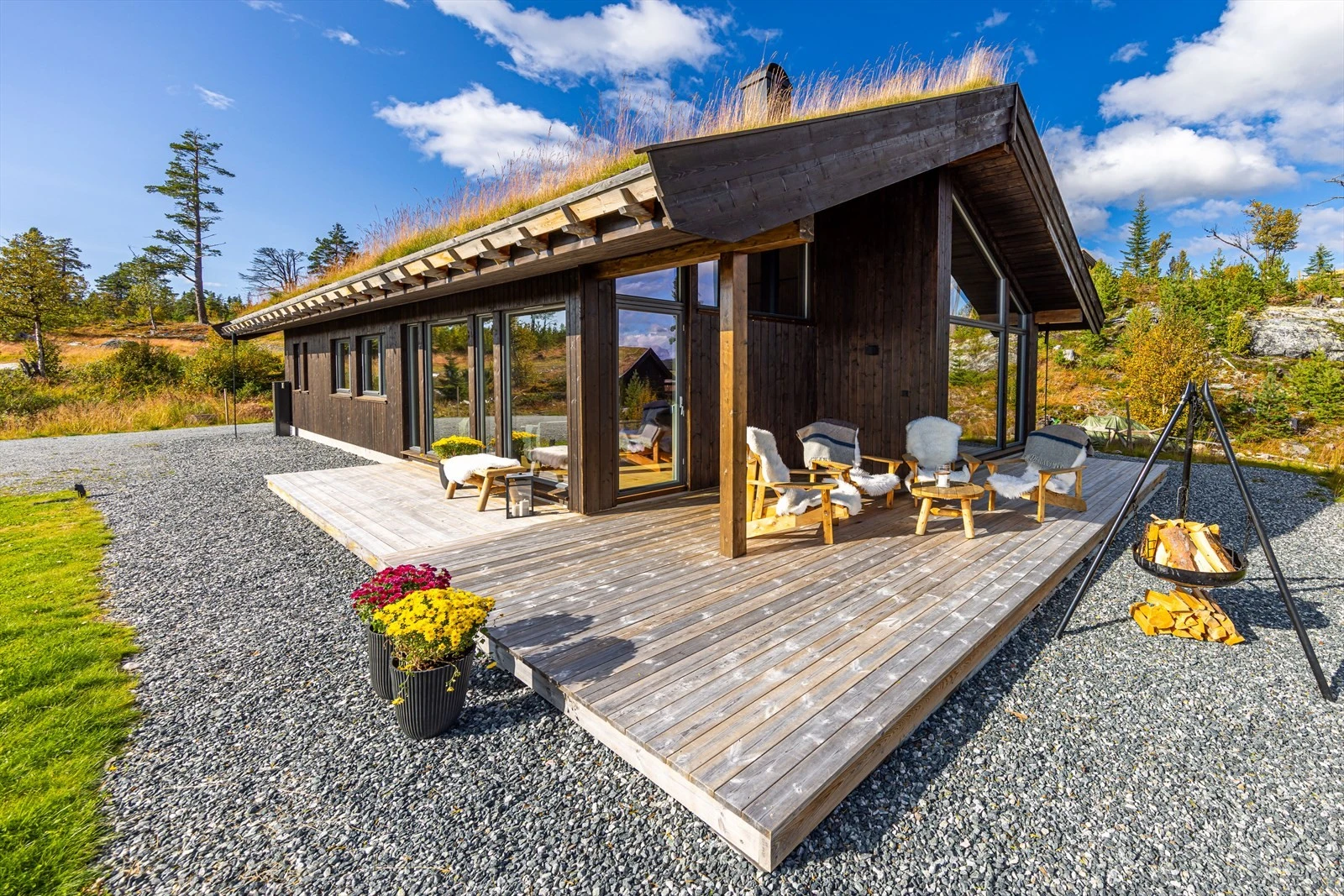 Svært praktisk hytte med store vindusflater og en terrasse som strekker seg fra øst mot vest. Her har du solen hele dagen, samt sen kveldssol sommerstid Galleribilde