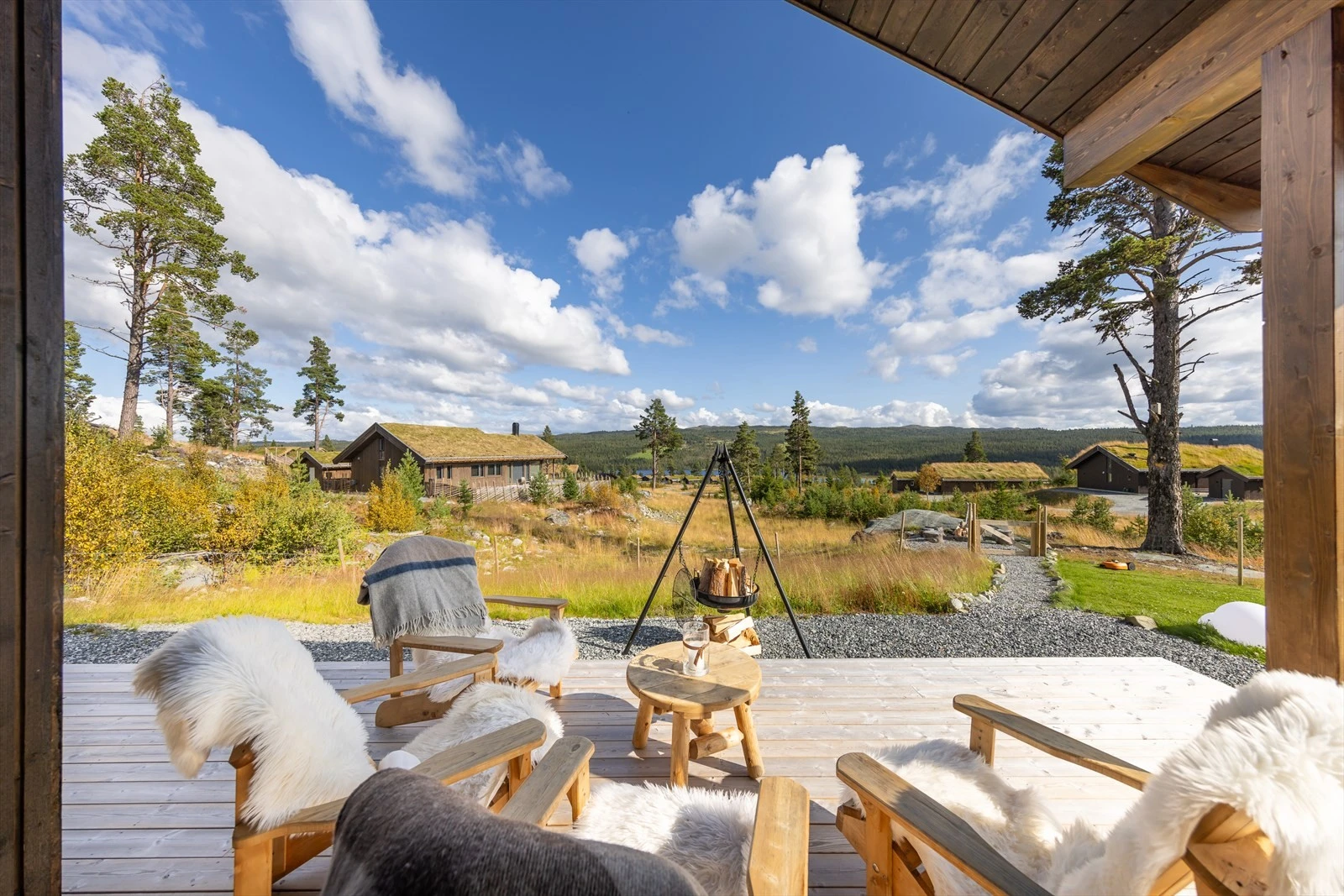 Terrassen gir sjelefred med sol og utsikt. Her har du vintersolen på dagtid og sommersolen sent på kvelden. Perfekt kombinasjon Galleribilde