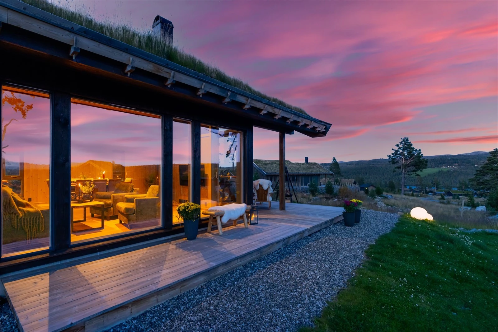 Velkommen til Synstevasshjallen 18 på Synstevassåsen. Hytta ligger høyt og fritt i feltet med nydelig utsikt mot Synstevatn og lang solgang Galleribilde