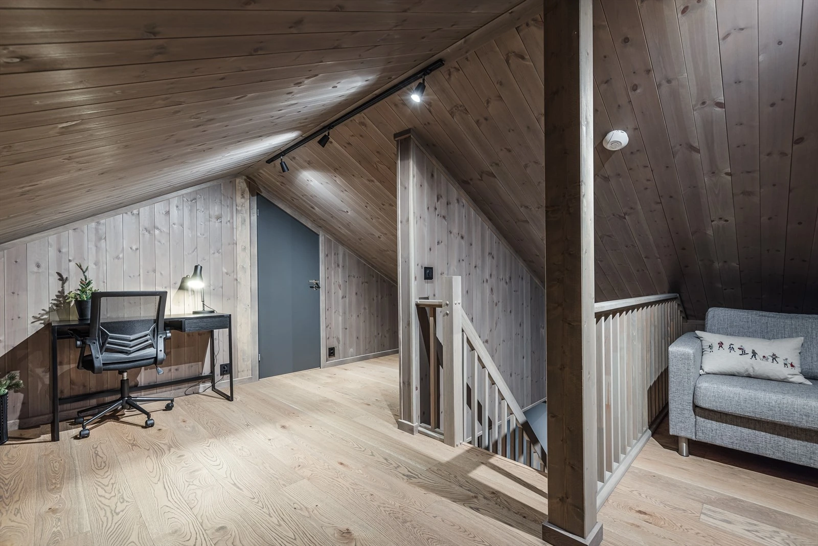 Hemsen er delt av med TV-stue og hjemmekontor. Her kan man også lage en praktisk sengebås hvor barna kan ligge å lese bok Galleribilde