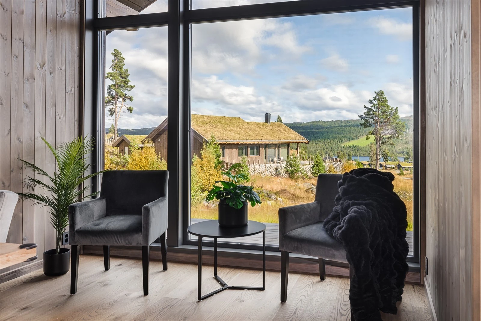 Nydelig utsikt fra spisstuen ned mot Synstevatn. Flott vannspeil Galleribilde