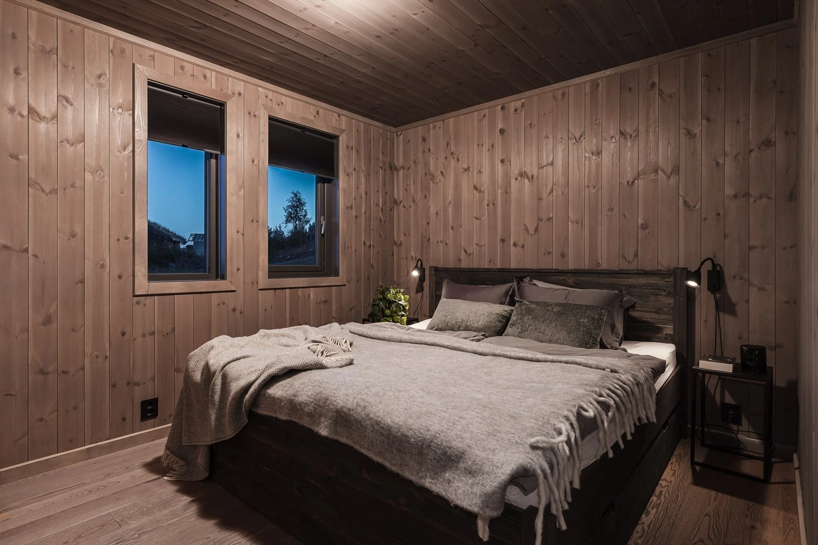 Hovedsoverom med god plass til stor seng i tillegg til den plassbygde garderoben Galleribilde