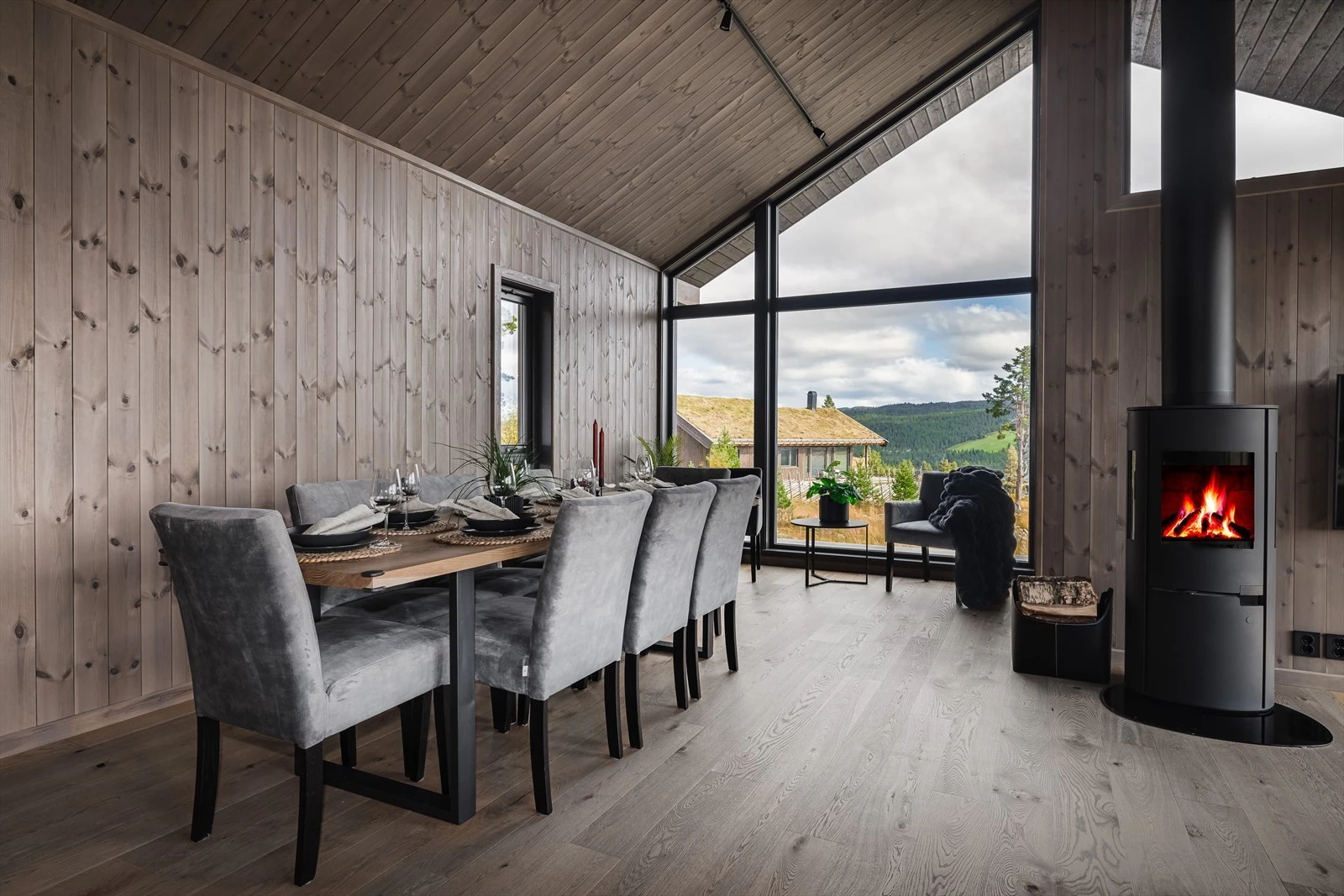 Lekkert en-stavs eikeparkett, vinduene i front strekker seg fra gulv til tak Galleribilde