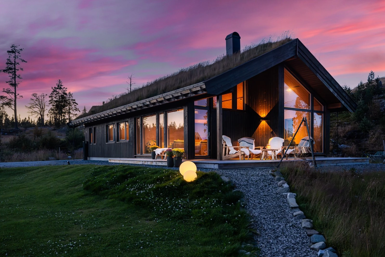 Kort vei ned til Synstevatn, hvor det er etablert gapahuk og brygge som man kan benytte seg av. Hyggelig bade og fiskemuligheter for barn Galleribilde