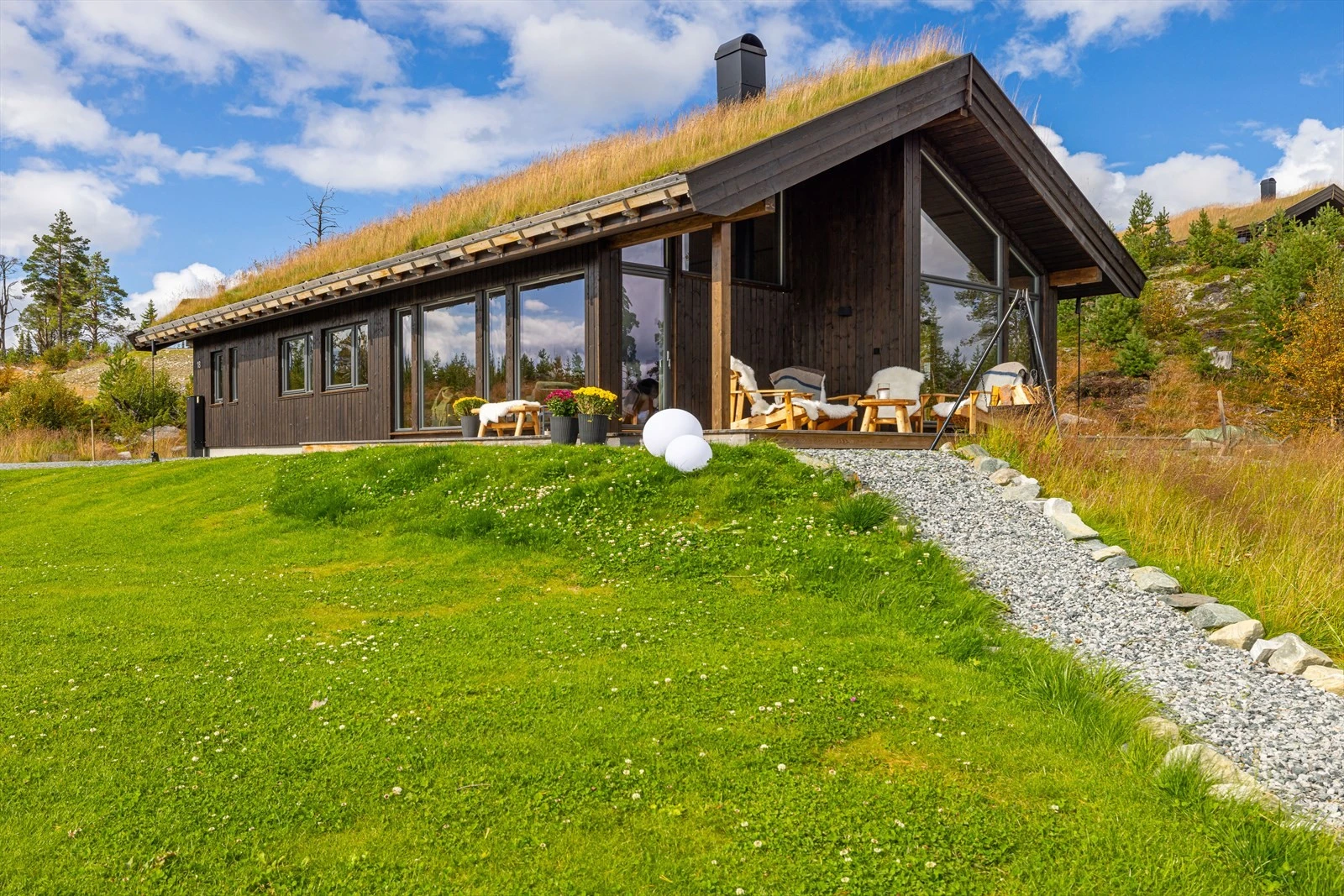 Klassiske elementer som torvtak og tretakrenner Galleribilde