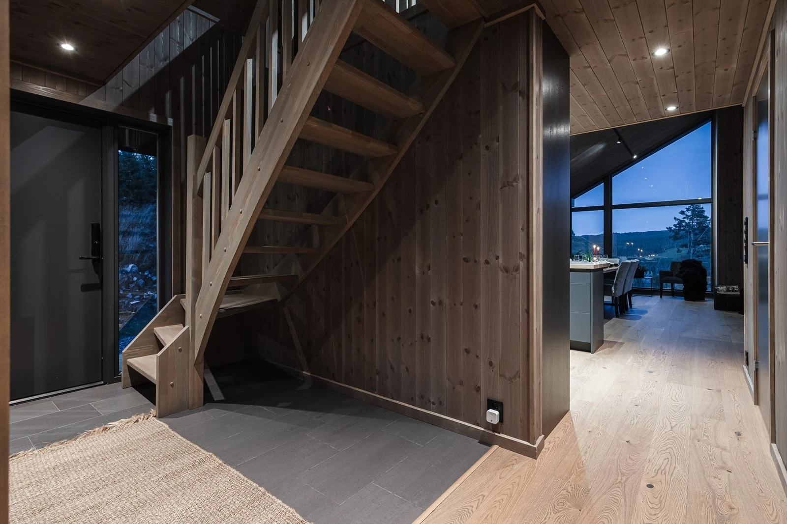 Velkommen inn. Romslig entré med plassbygget garderobe Galleribilde