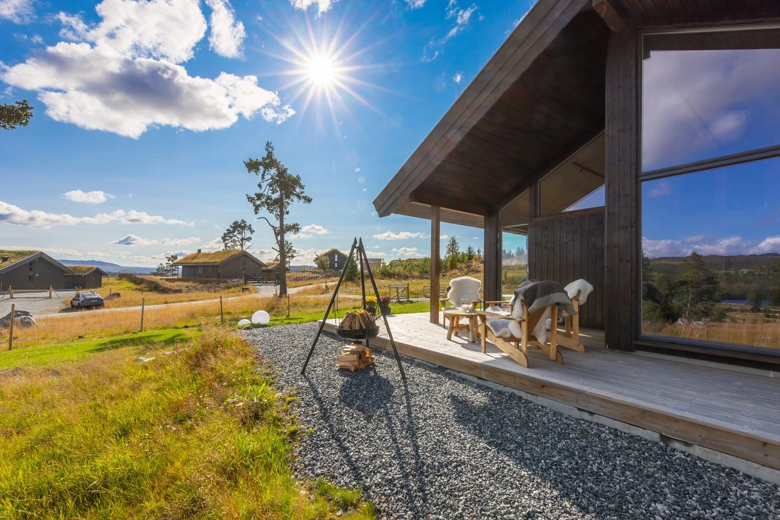 Terrassen strekker seg rundt hele hytta Galleribilde
