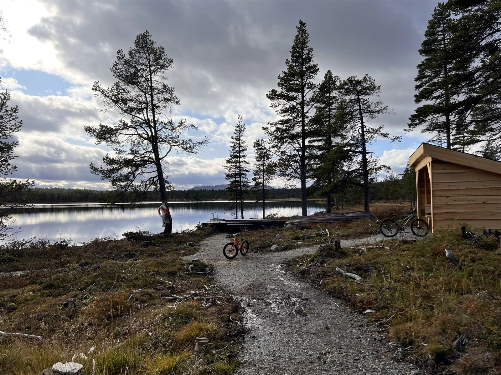 Synstvassåsen vel har laget til en hyggelig leirplass nede ved Synstevatn. Her er det gapahuk, brygge og båter Galleribilde