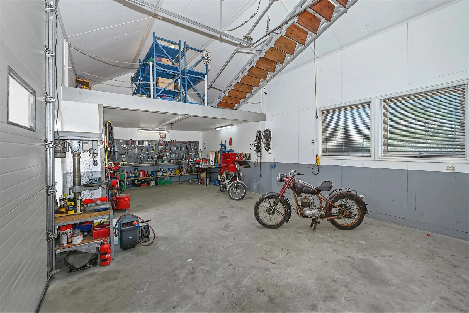 Innredet verksted på låven Galleribilde