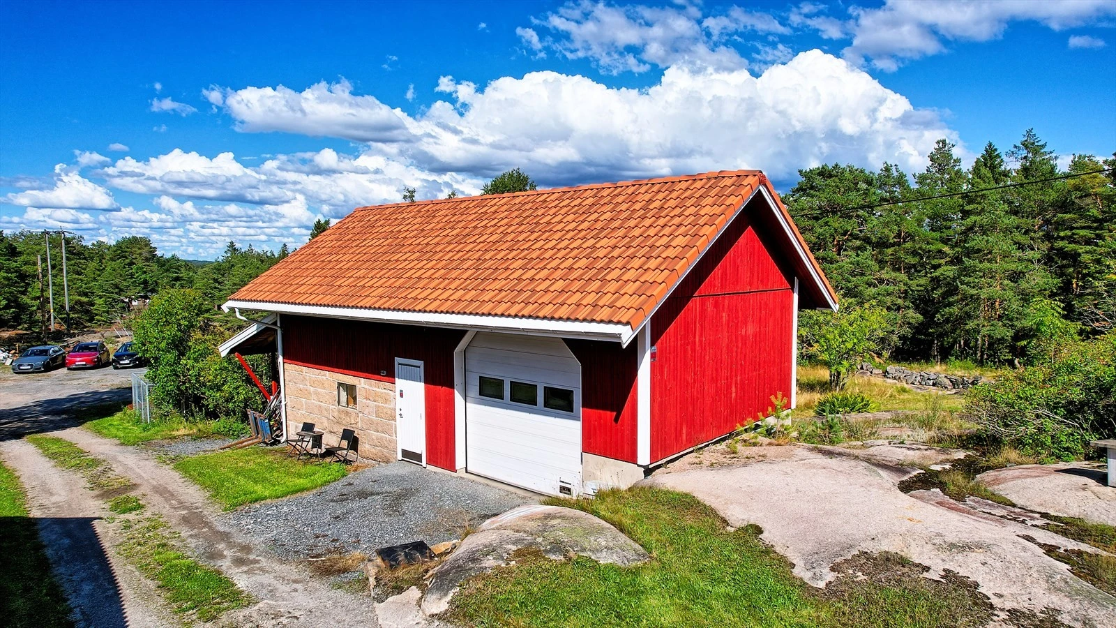 Låve/garasje med nyere carport på ca 15m2. Galleribilde