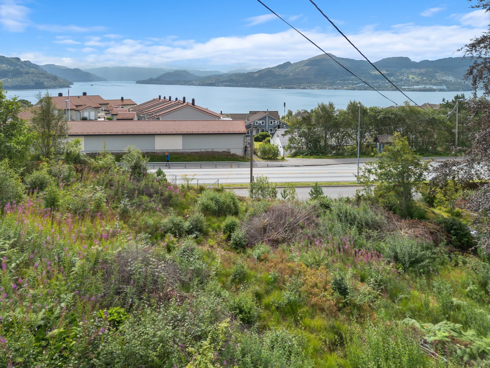Fra tomten er det flott utsikt mot Osterfjorden Galleribilde
