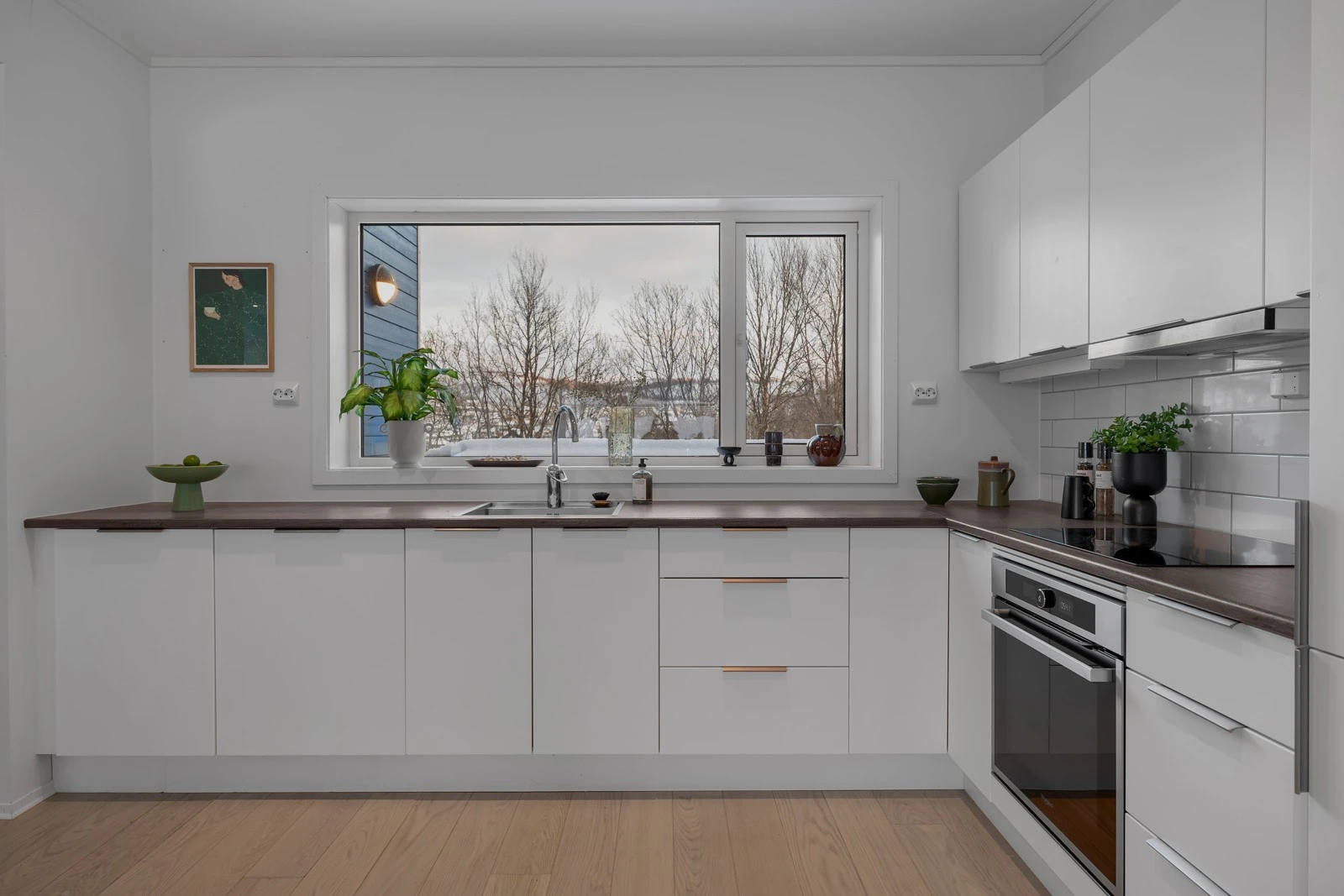 Flott kjøkken med mye skap mog benkeplass. Galleribilde