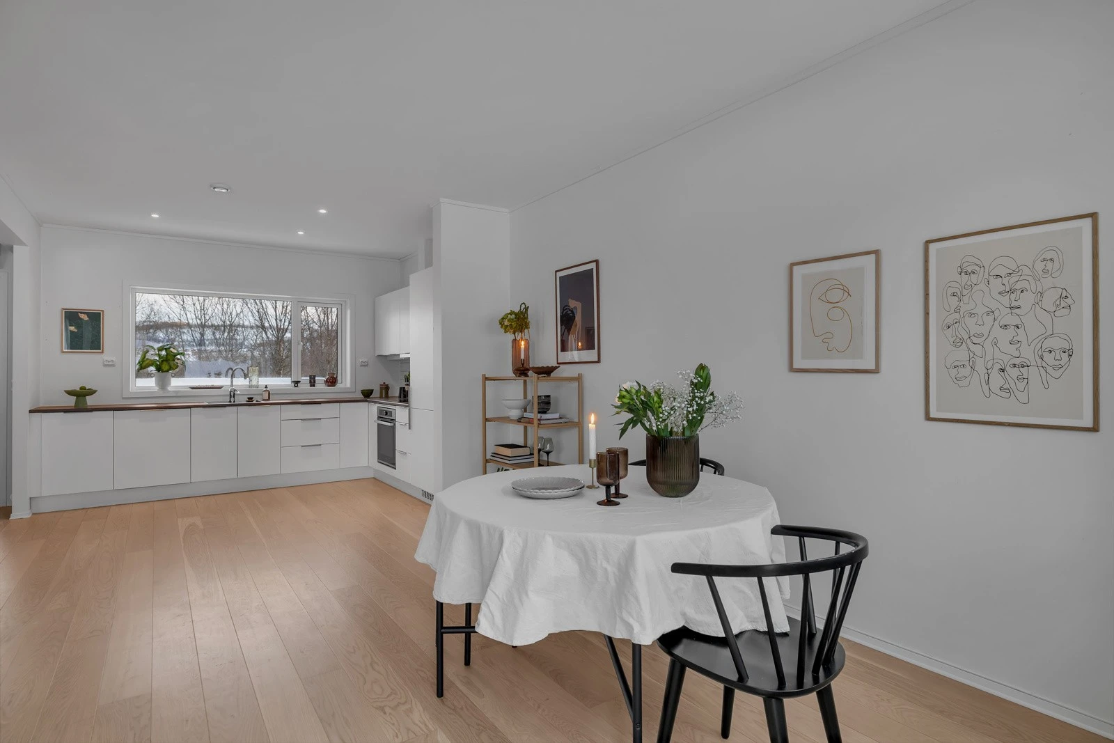 Spisestue og kjøkken. Galleribilde