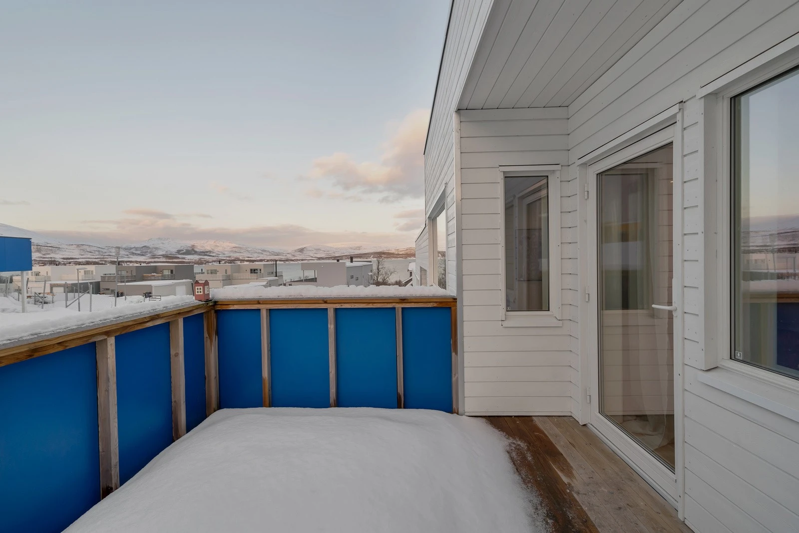 Vestvendt balkong med gode solforhold med utgang fra stue. Galleribilde