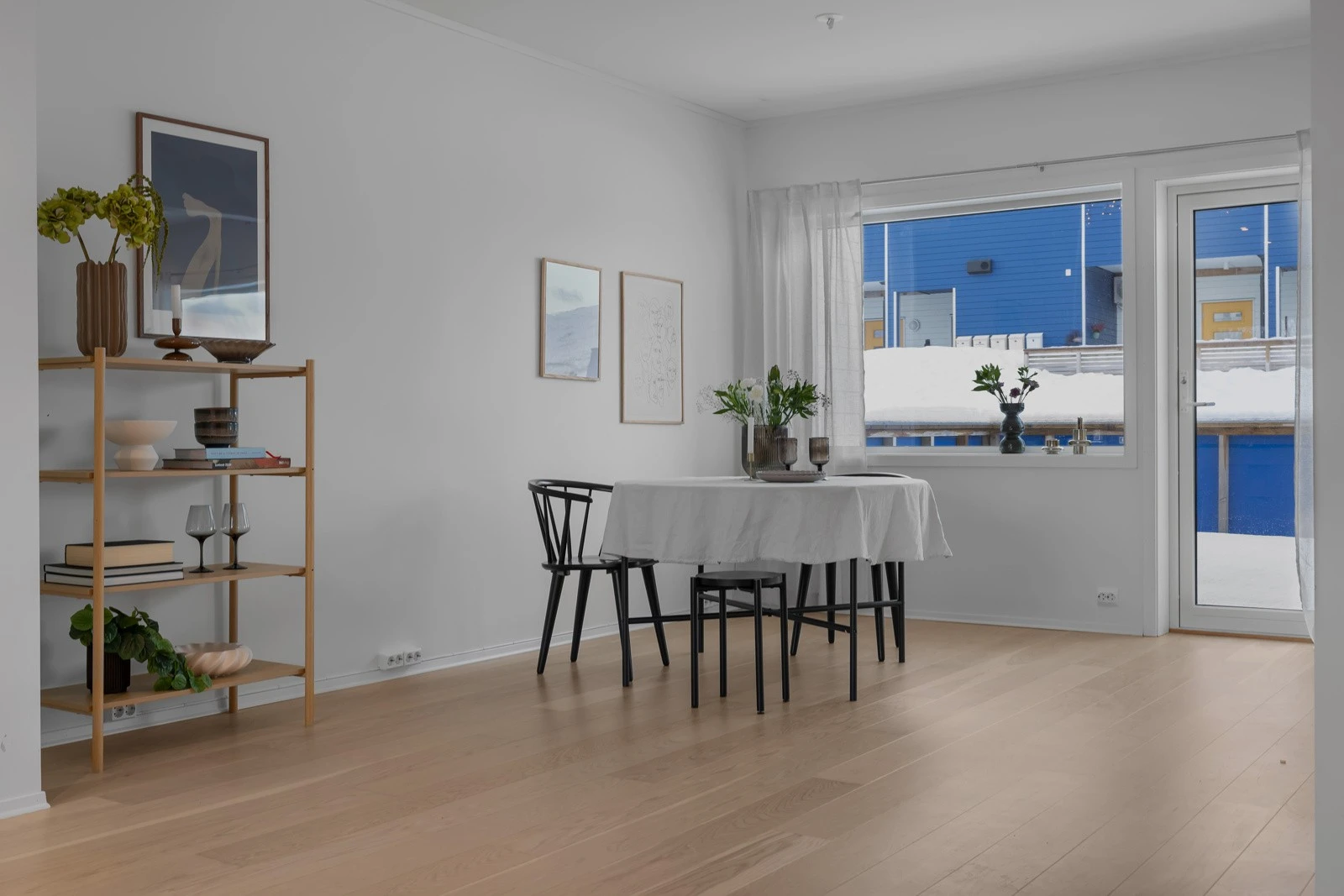 I spisestue er det rikelig med plass til hyggelige middager. Galleribilde