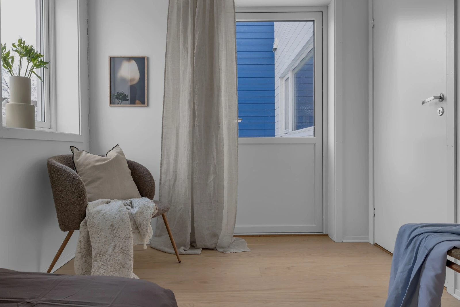 Utgang til koselig markbalkong fra soverom. Galleribilde