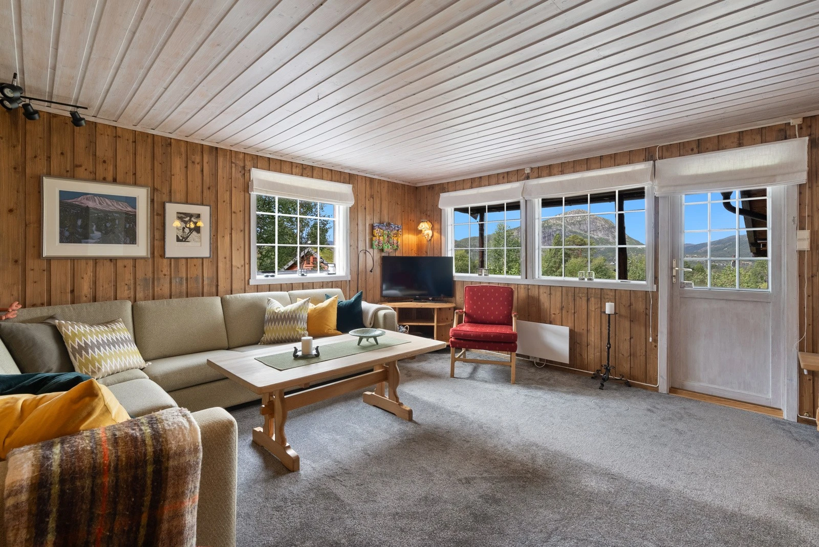 Åpen stue kjøkkenløsning med utgang til solrike uteplasser. Galleribilde