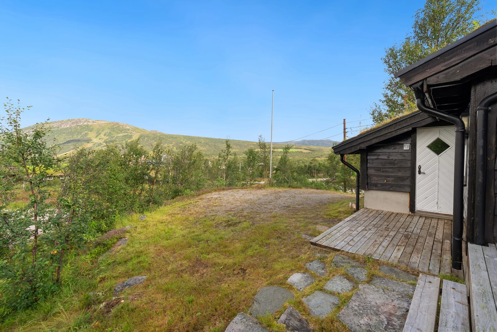 Hytten ligger solrikt til på utsiktstomt. Galleribilde