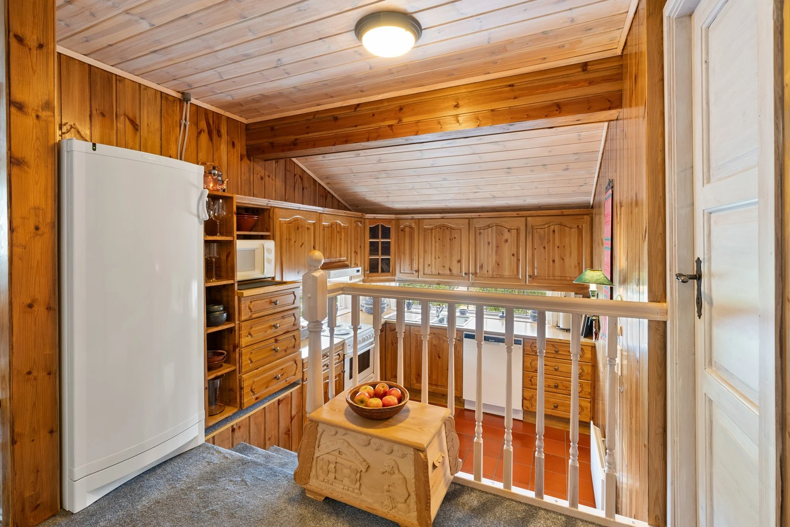 Kjøkkendel er ett nivå ned fra stue. Galleribilde