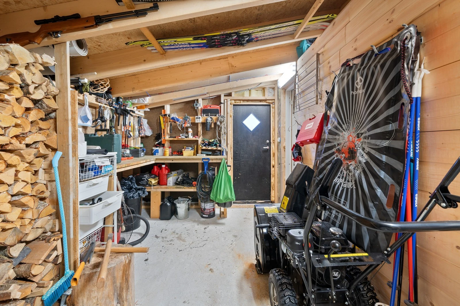 Boden med inngang til hytten Galleribilde