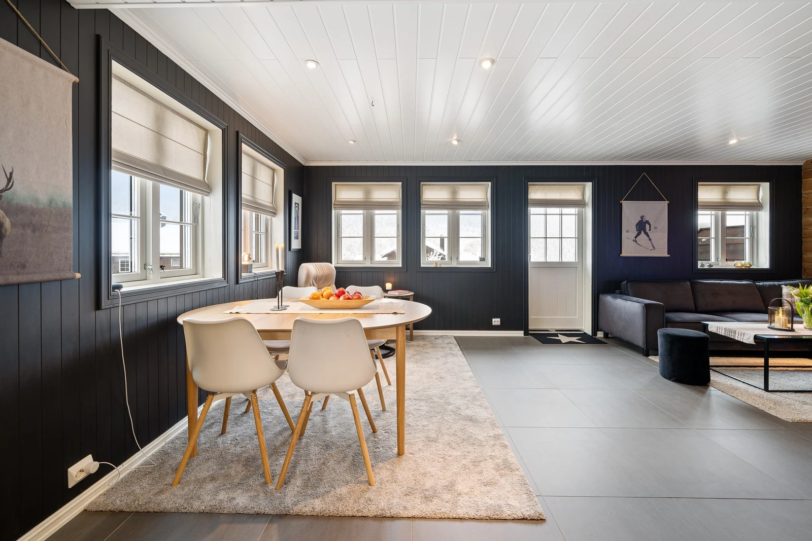 Fra kjøkkenet med spiseplass og stue. Utgang solrik terrrasse. Galleribilde