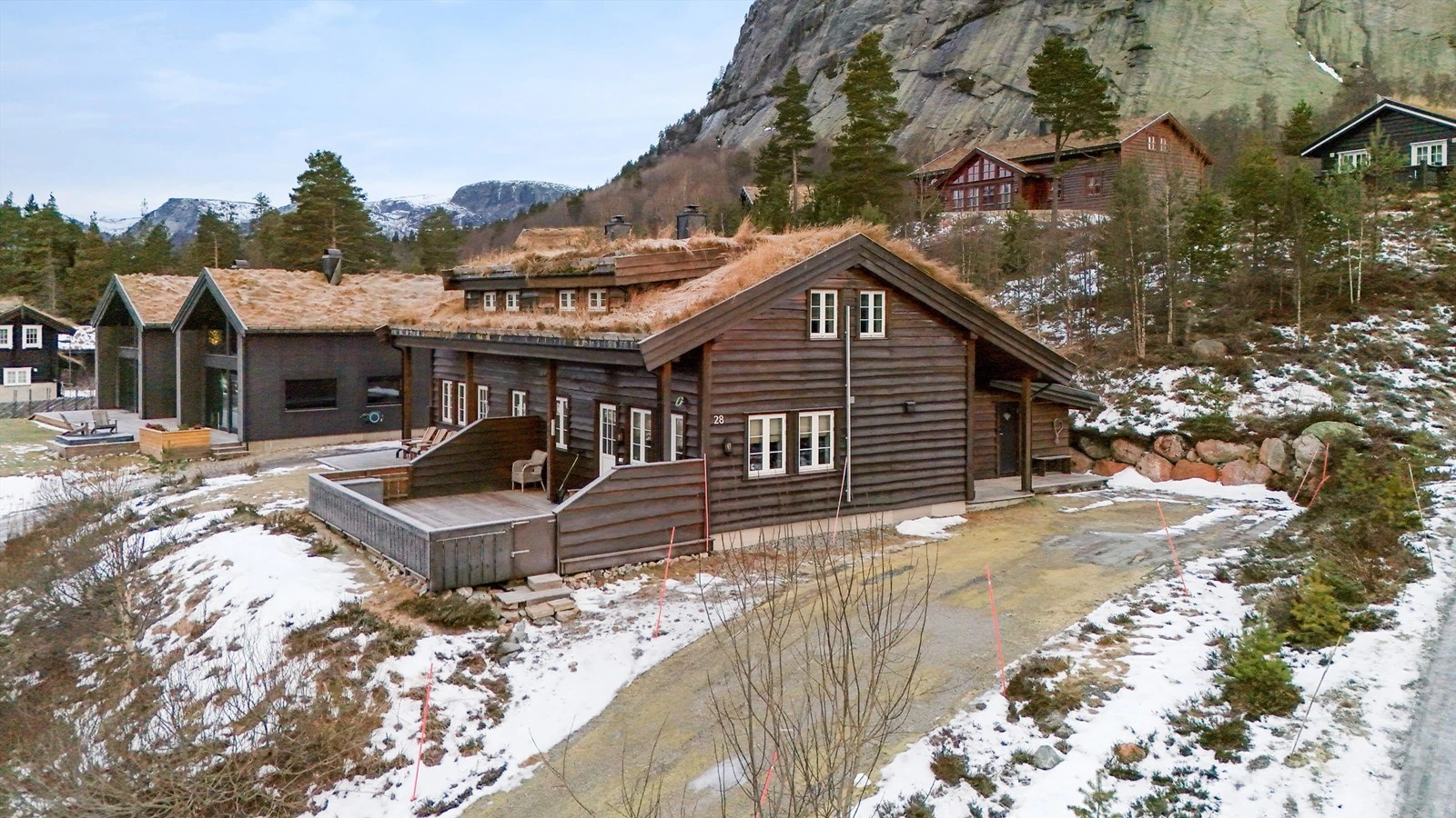 Usjenert stor terrasse. Godt med parkering. Galleribilde