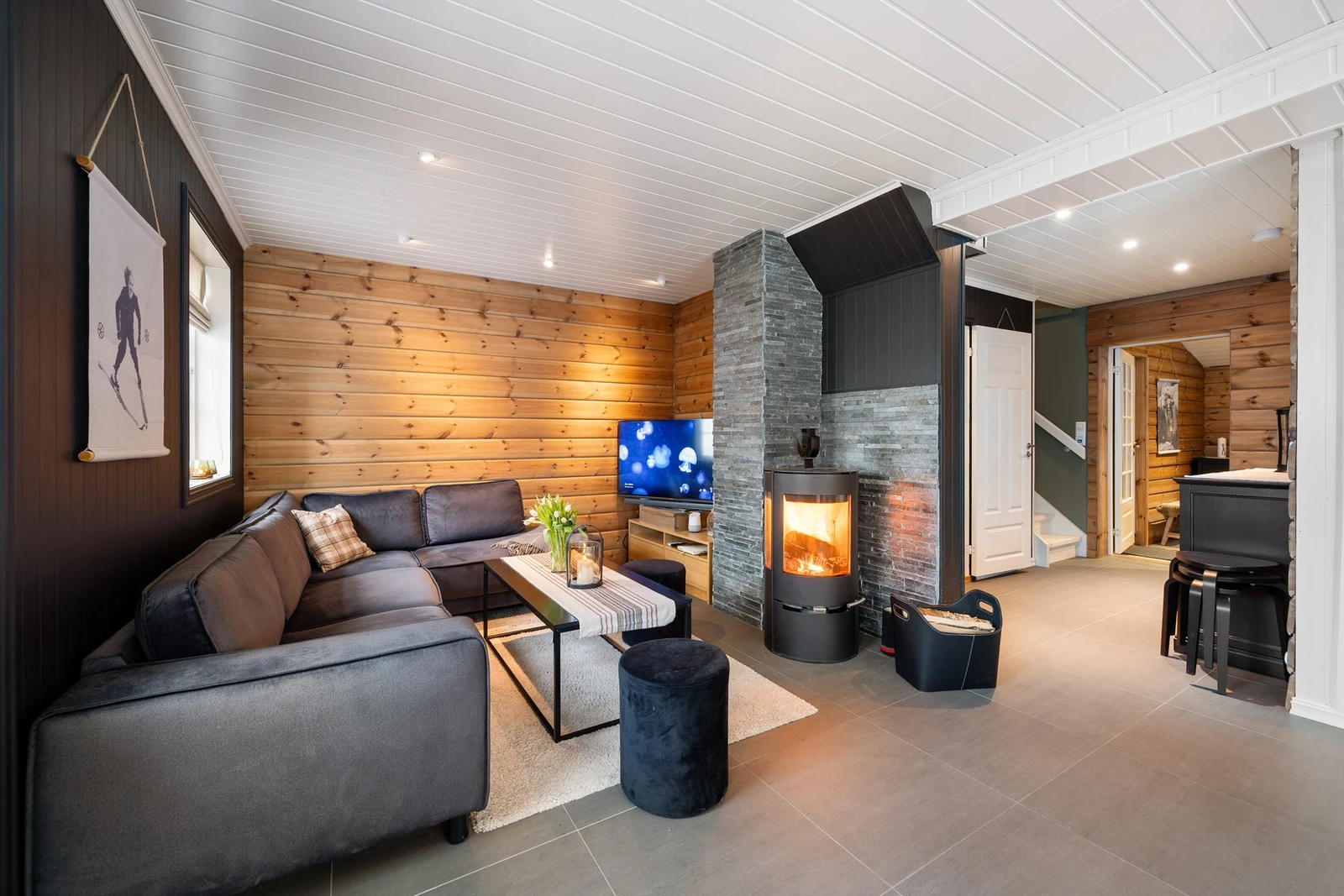 Koselig stue med peisovn. Galleribilde