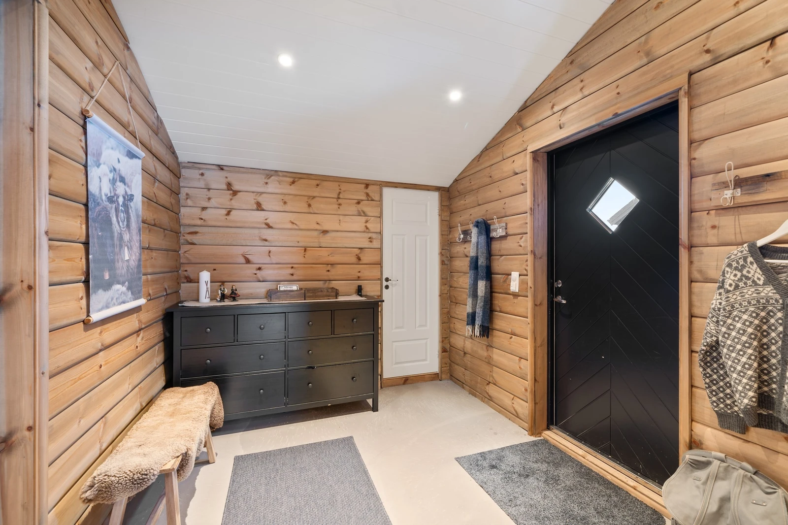 Velkommen inn til Løefjellstigen 28. Boden inn midt i bildet. Galleribilde